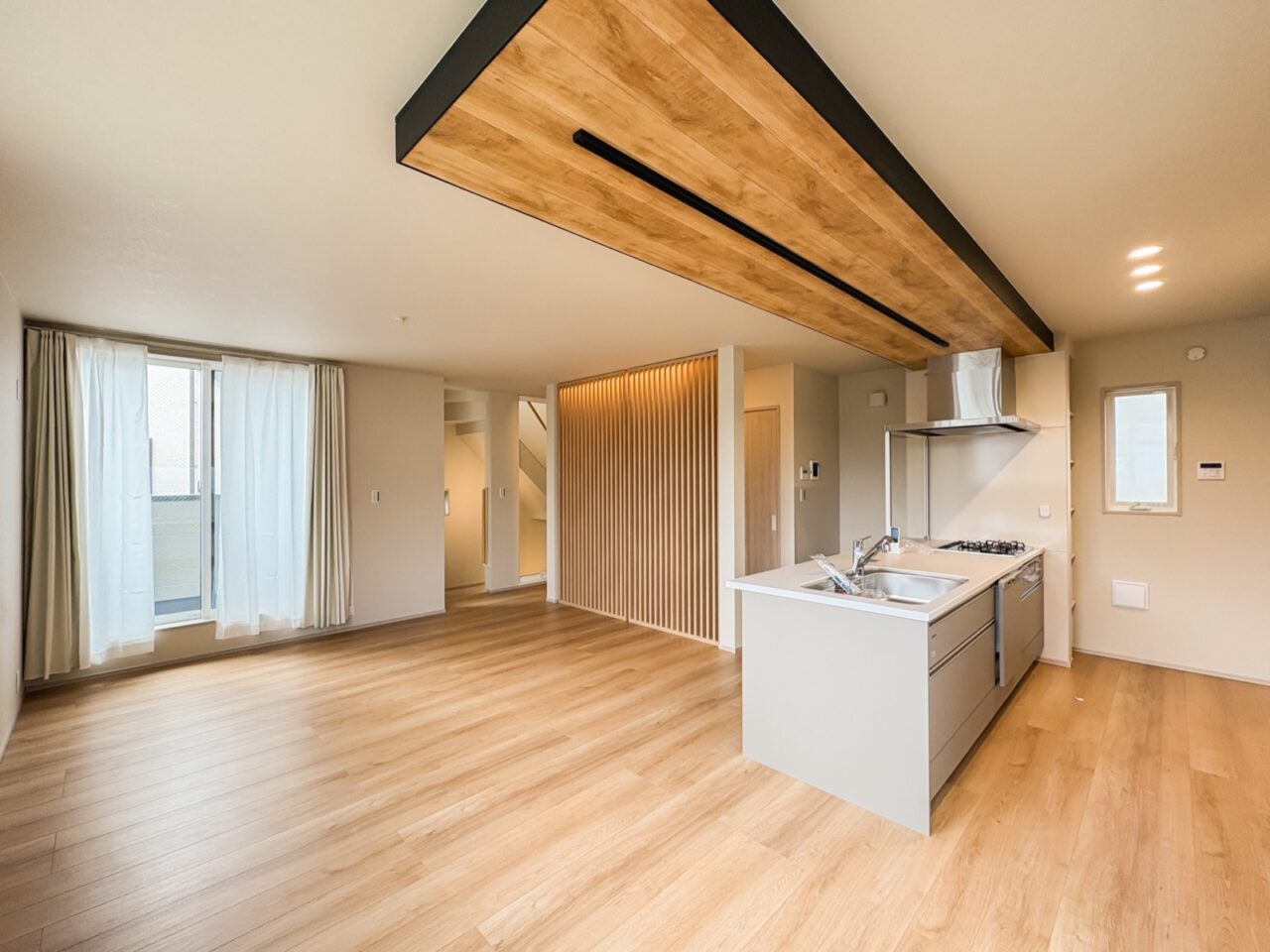 中野区南台4丁目の新築住宅｜木目天井と黒梁のリビング
