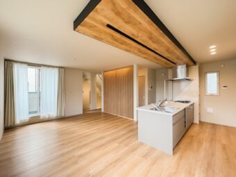 中野区南台4丁目の新築住宅｜木目天井と黒梁のリビング