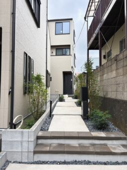 中野区南台4丁目の新築住宅｜植栽のあるアプローチ