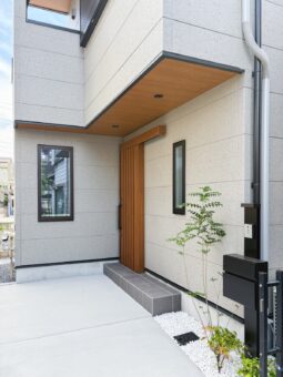足立区大谷田5丁目の新築住宅｜木目の玄関アプローチ