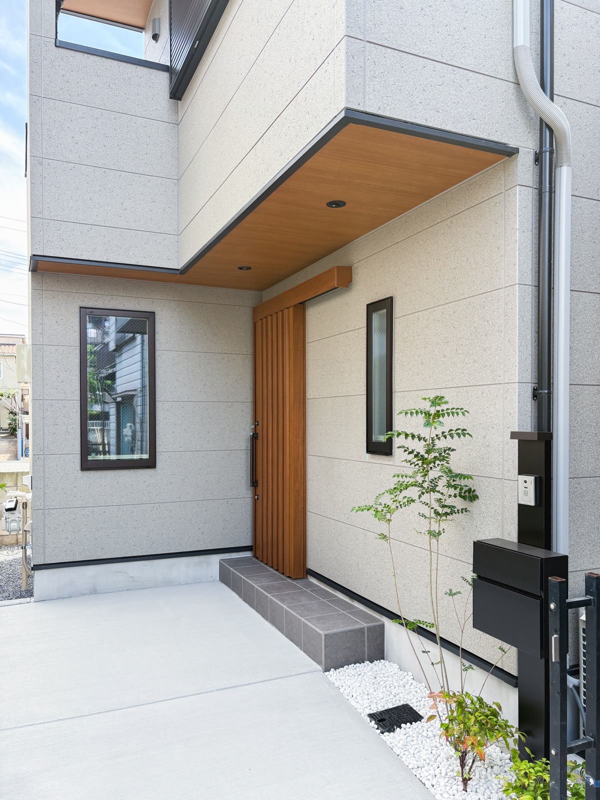 足立区大谷田5丁目の新築住宅｜木目の玄関アプローチ