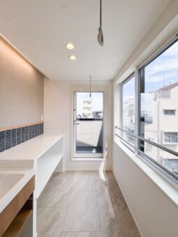 足立区大谷田5丁目の新築住宅｜窓際まで伸ばした洗面カウンター